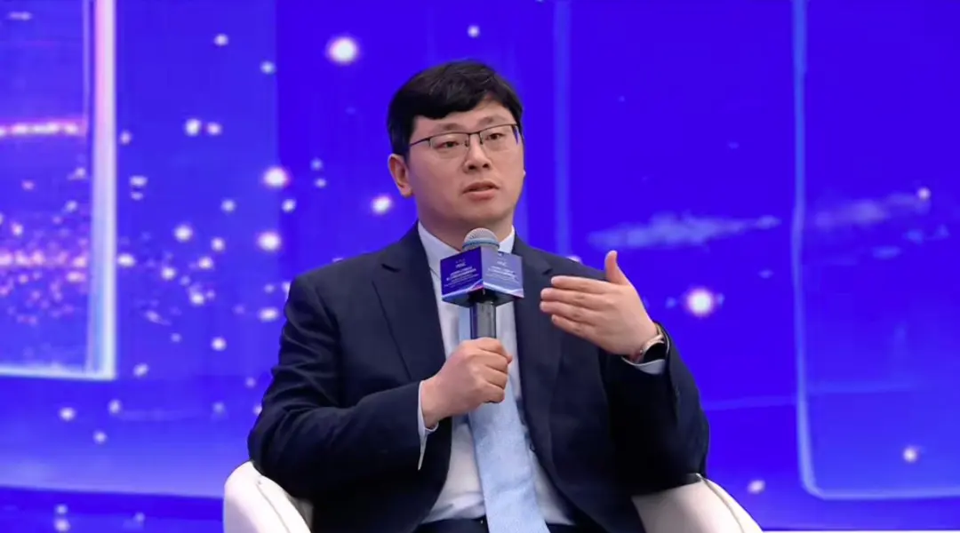 在多种可能的未来中，邱锡鹏教授提出了一个值得关注的方向